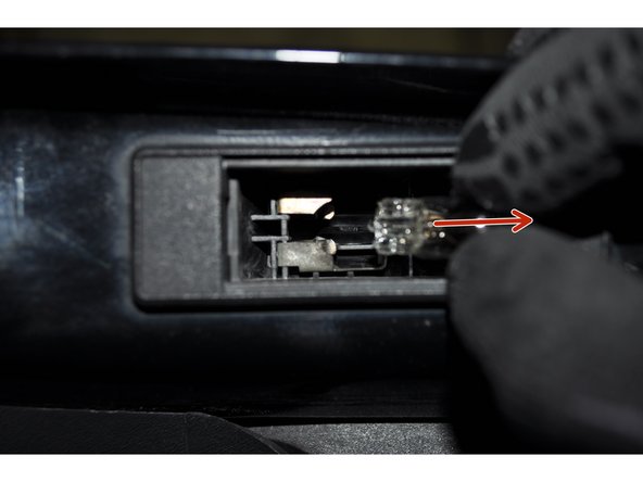 Saisir l'ampoule avec les doigts et tirer vers l’extérieure pour la déloger de son support.