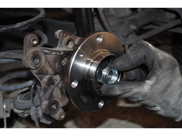 Mettre l'écrou et le serrer à la clé dynamometrique, 20 daNm.