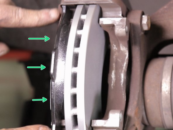 Replacer la première plaquette de frein