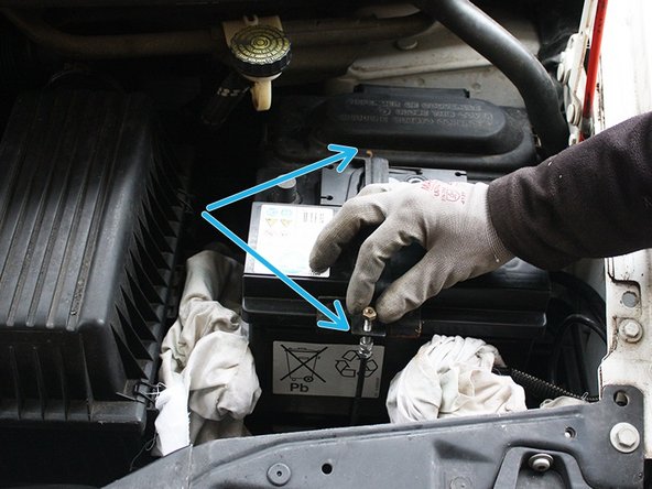 Placer les deux écrous à la main et les serrer à l'aide de la clé à douille de 10.