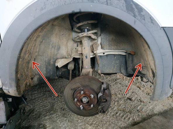 dévisser les vis qui maintiennent en place le passage de roue, tournevis cruciforme et clé torx T30