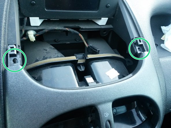 Dévisser les 2 vis supérieures de la façade.