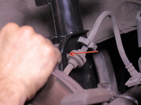 Guider le porte moyeu en face des trous de l'amortisseur