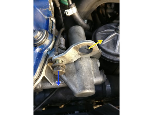 Attention desserrer très légèrement la vis du bas (flèche rouge) pour ne pas que le liquide de refroidissement ne s'écoule