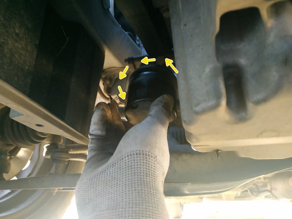 On peut éventuellement se servir d'une clé à sangle ou d'une grande pince multiprise.