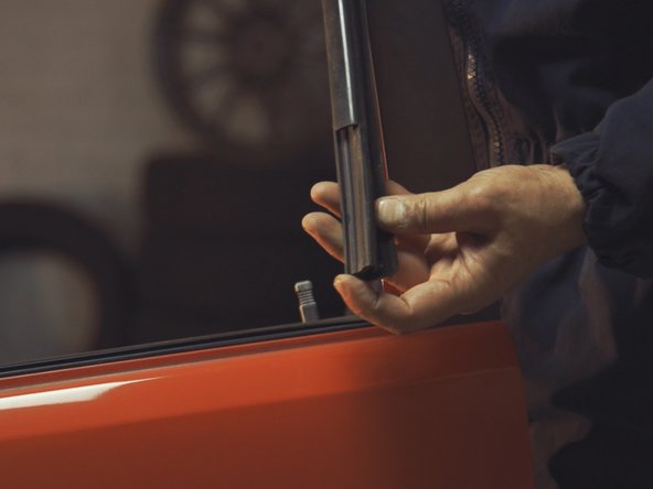 
Replace the window seal in the door starting from the pillar side
