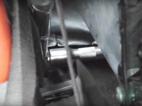 2 - retirer le coffre de rangement de la lunette arrière à hauteur des dossiers de sièges,