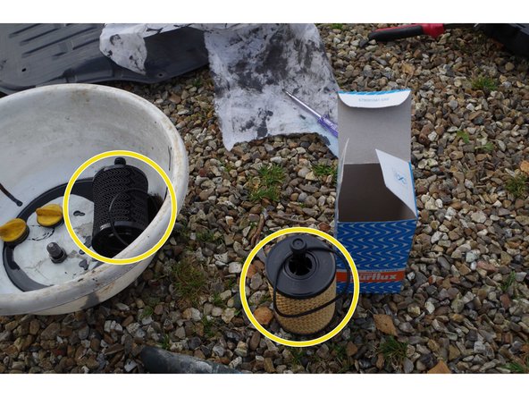 Première photo, on voit qu'il faut donc retirer le joint de l'ancien filtre (utiliser un tournevis plat assez fin).