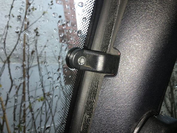 
Unscrew the two brackets from the upright with a Torx T20 key
