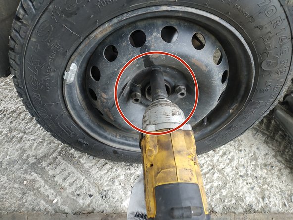 mettre la roue en place et serrer très fort à la main les 4 goujons, clé de 19mm