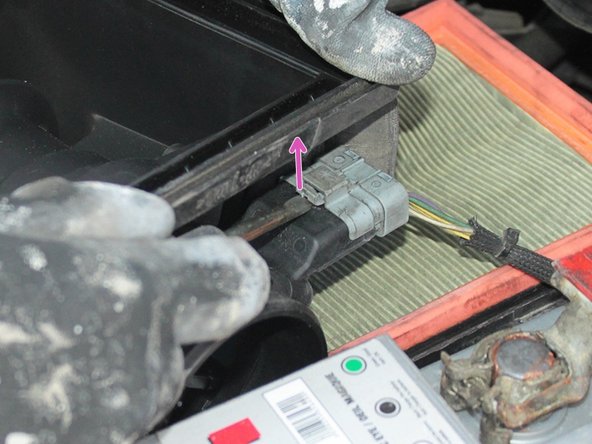 Avec un tournevis plat lever le clip du connecteur et débrancher le.