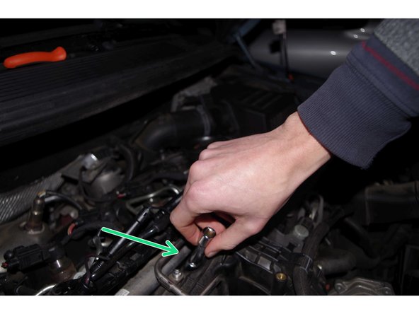 La première photo montre un logement vide, et propre ! C'est important, car lorsque vous desserrerez les bougies, si la tête est sale, des impuretés risquent de tomber dans le puits de la bougie, et de se loger, soit dans le filetage, soit dans la chambre de combustion ! (ce qui n'est pas recommandable, vous l'aurez deviné)