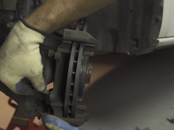 Insérer la chape sur le disque et placer les deux vis de maintien