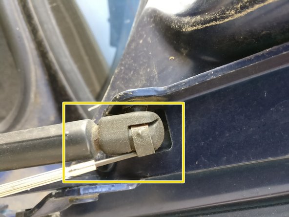 Faire levier pour défaire l'agrafe