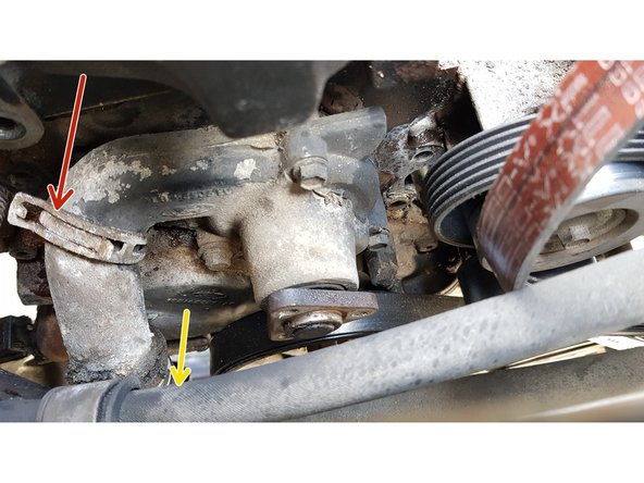 A l'aide de la pince multiprise, faites coulisser le collier de serrage