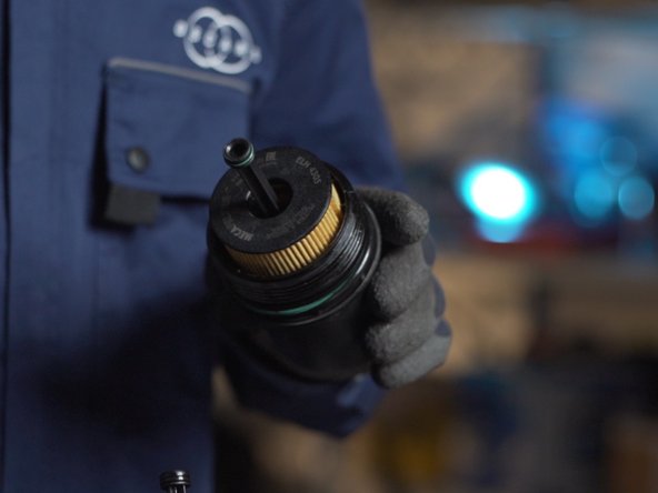 Placer le nouveau filtre à huile dans la cloche, enfoncez-le jusqu'à entendre le clips