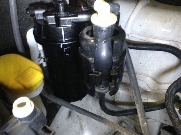 Presser la poire d'amorçage jusqu'a ce qu'elle devienne dur ce qui indiquera que votre bloc carburant est remplie de gasoil