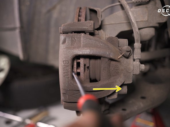 Libérer les plaquettes en repoussant le piston, pour ce faire : placer un tournevis entre le disque et l'étrier et bouger le tournevis de gauche à droite