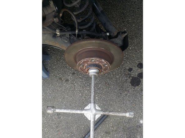 désserer l'écrou de moyeu avec une douille de 36 . utiliser un tube d'acier pour augmenter le bras de levier car l écrou est fortement sérré