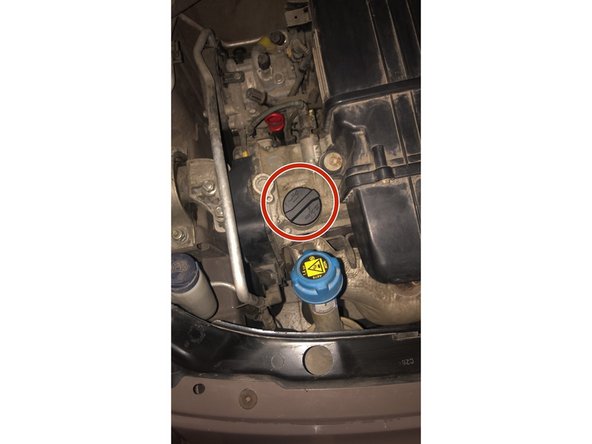 Reperer le bouchon de remplissage puis l'enlever