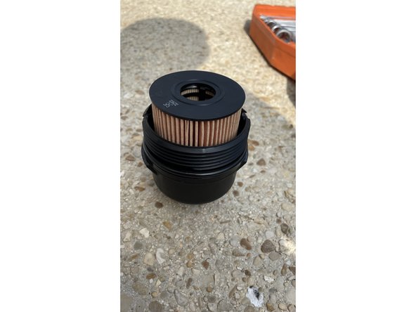 Je pose la nouvelle cartouche ainsi que le joint de filtre à huile que je graisse légèrement avant le remontage.