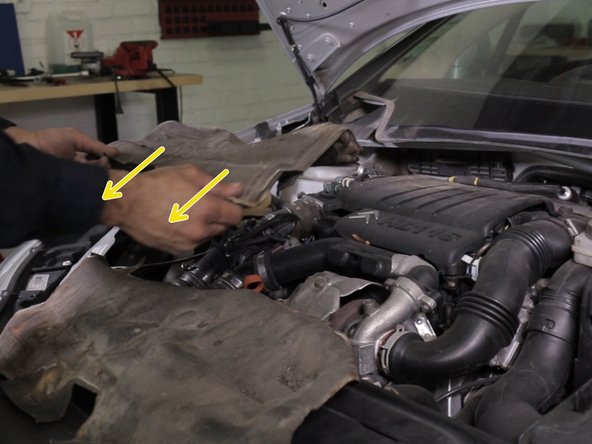 Retirer les deux moquettes(isolant) présentes sous la baie de pare-brise