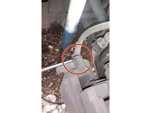 Avec le tournevis plat retirer les capuchons du haut et du bas.