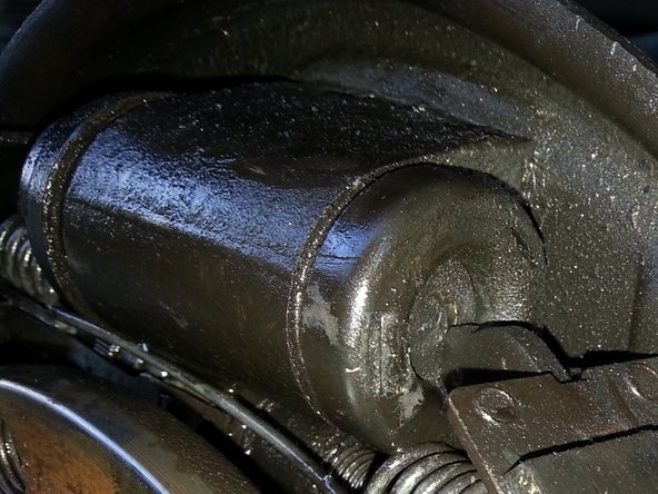 En écartant le les mâchoires, placer le haut au centre du cylindre de roue (photos 2)