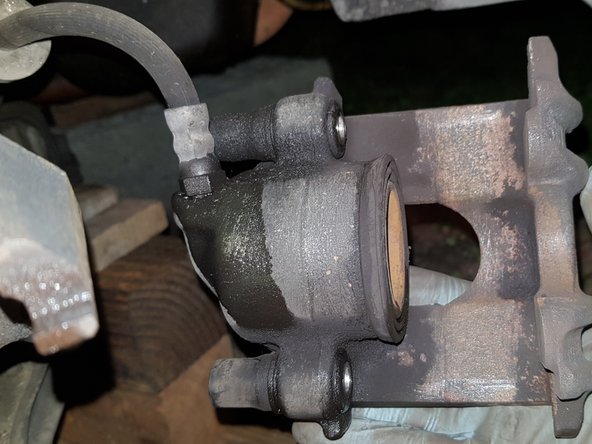 Le liquide de frein étant repoussé il se peut que le niveau dans le bocal déborde.