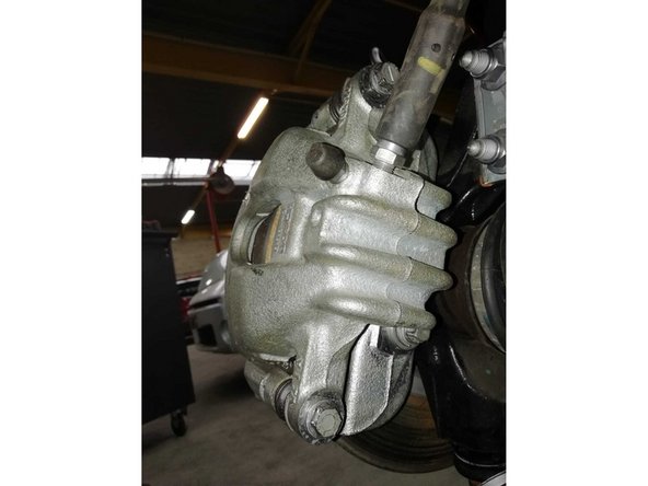 Nettoyez les fixations de l'étrier de frein. Utiliser une brosse métallique. Servez-vous d'un nettoyant pour freins. Recommander : Attendez quelques minutes après l'application.