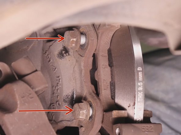 Revissez les deux écrous de la chape