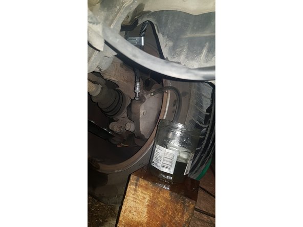 Avec une clé à œil de 9mm débloquez la vis de purge.