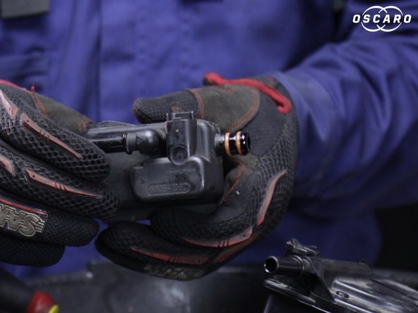 Extraire le réchauffeur aidez vous d'un tournevis plat pour faire levier