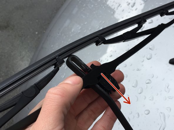 Faites le passer à coté l'accroche en U, et descendez le le long de la tige (photo 2 et 3)