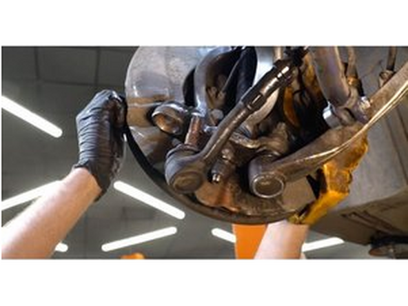 Déconnectez l'extrémité de la barre de la fusée d'essieu.