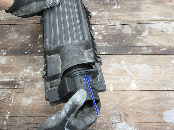 Insérer le nouveau débitmètre dans le couvercle de boite à air en veillant à le placer dans le bon sens.