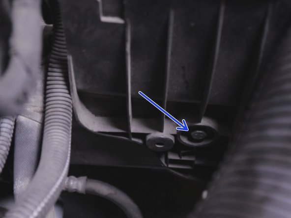 Dévisser l'écrou de 10 retenant le support de la durite d'entrée du filtre à air