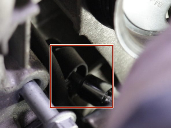 Retirer les deux vis du haut du carter en plastique avec une clé de 10 (ici la première en haut à droite)