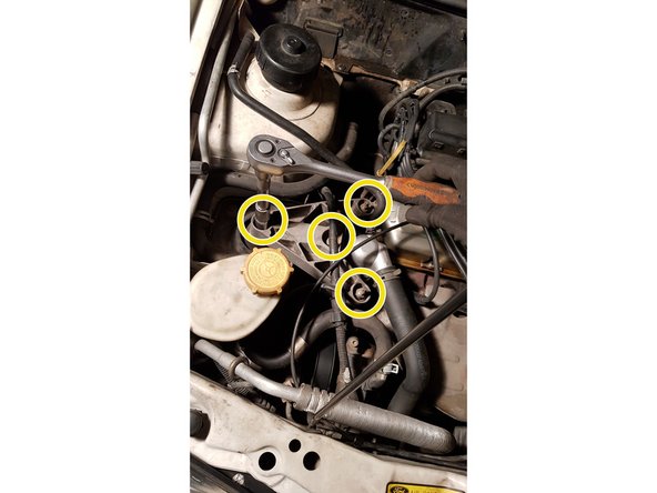 Attention plus tard dans l'opération vous allez retirer le support, veillez donc à ce que les cales sur lesquelles va reposer le moteur soient stables.