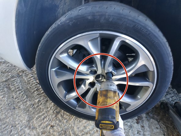 mettre la roue en place et serrer très fort à la main les 4 goujons, clé de 17mm