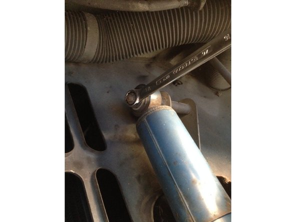 Démonter les fixation avec une clé idéalement de 9/16 ou 14 en dépannage.