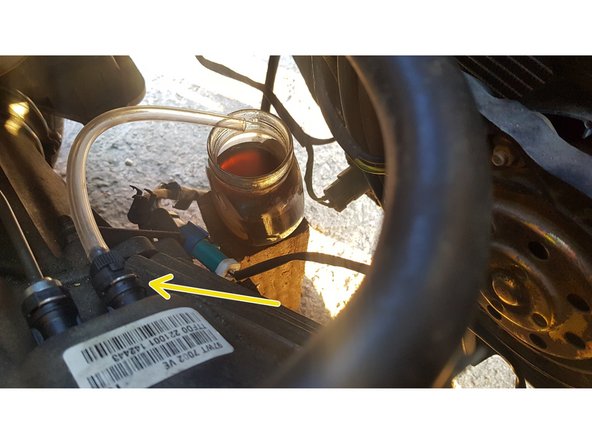 Placez le tuyau adapté livré dans le kit du système de purge sur la vis de purge située sur la boîte de vitesse et placez son extrémité dans un récipient.