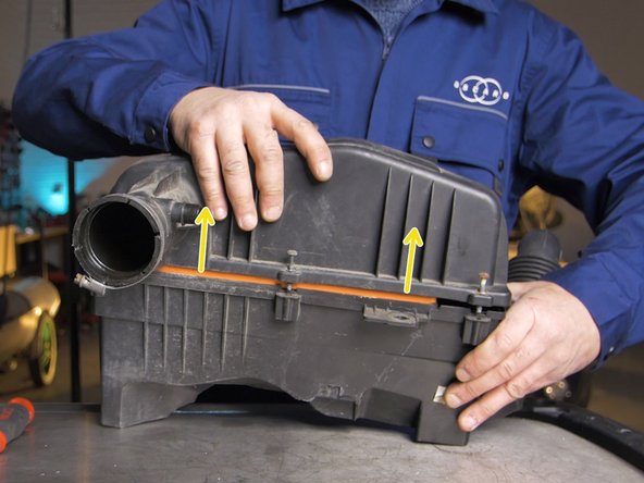 Retirer le couvercle de la boite à air pour accéder au filtre à air