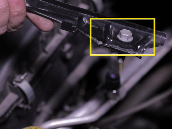 Replacer et revisser la vis de barre de maintient de la batterie