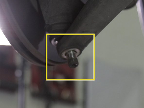 Desserrer l’écrou de la rotule de pivot et retirer le