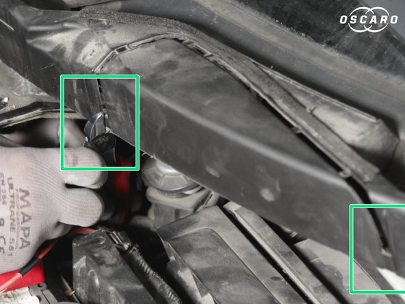 Afin d’avoir un accès plus facile découper et retirer le cache au dessus de la boite à air