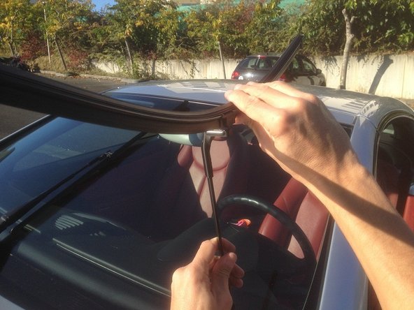 Tournez l'essuie-glace de 90 degrés dans le sens contraire des aiguilles d'une montre (vers la gauche).