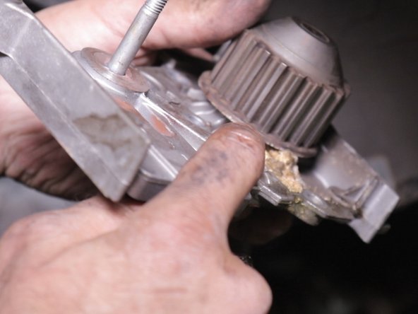 A l'aide d'une lame de cutter (ou autre), gratter les résidus de l'ancien joint encore présents sur le plan de pose de la pompe à eau