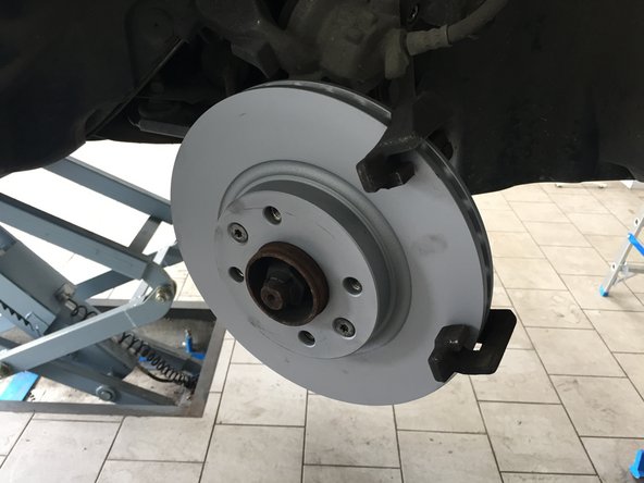 Viser les deux vis de 18 à l'aide du cliquet