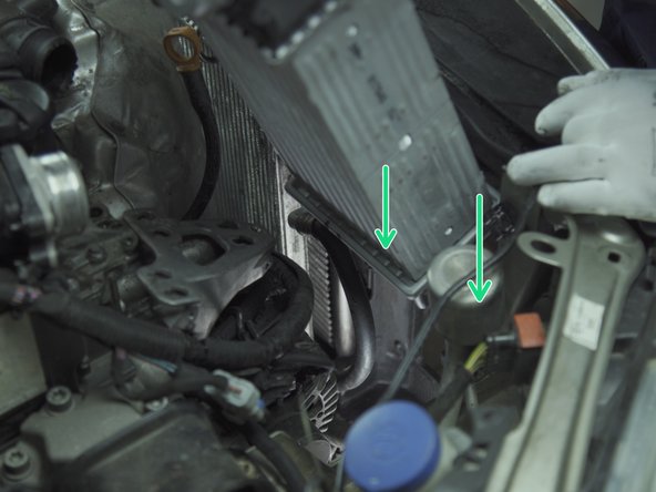 Replacer le radiateur dans son emplacement en emboîtant les deux guides